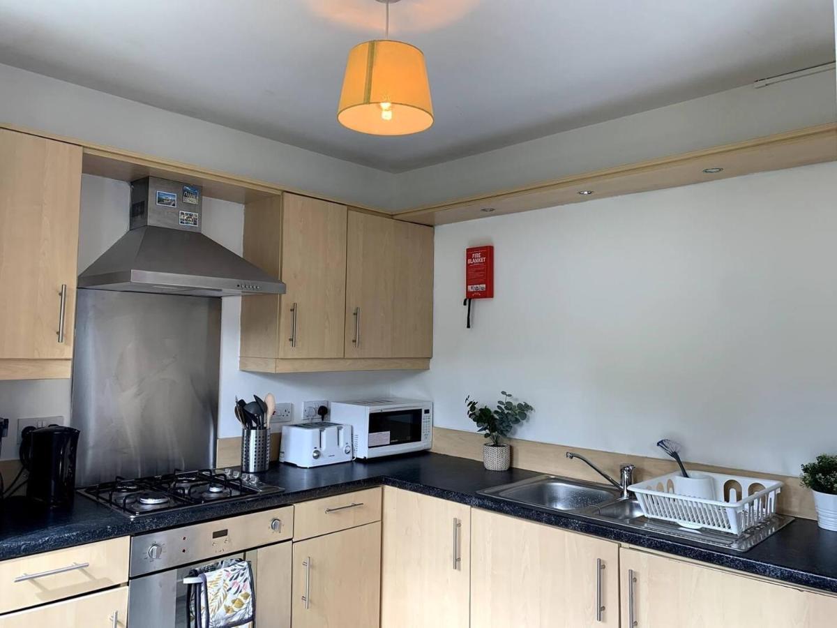 Modern 2 Bedroom Flat With Free Parking In Cambuslang, Glasgow Eksteriør bilde