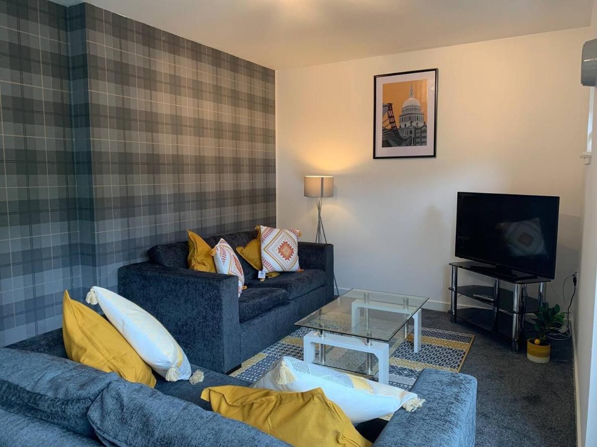 Modern 2 Bedroom Flat With Free Parking In Cambuslang, Glasgow Eksteriør bilde